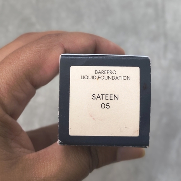 bareMinerals BAREPRO Liquid Foundation Sateen 05 - Picture 2 of 4